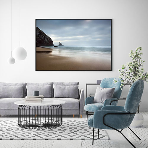 постер с морским побережьем над диваном в современной гостиной