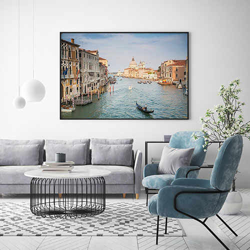 постер с видом венеции над диваном в современной гостиной