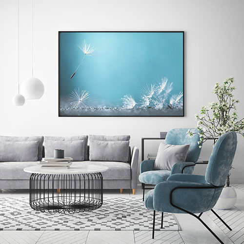 постер с деталями природы над диваном в современной гостиной