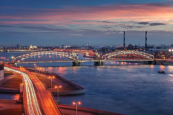 Россия. Санкт-Петербург. Мост Петра-Великого на закате