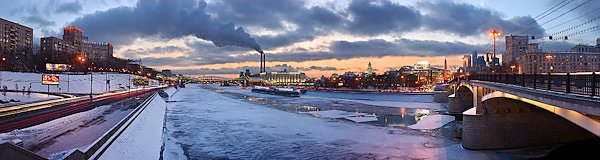 Москва, Россия. Закат над городом. Панорама зимней Москвы-реки в районе Киевского вокзала