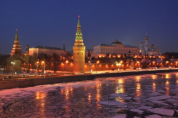 Россия. Москва. Вечерний вид на Кремль
