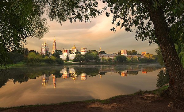 Москва, Россия. Вид на Новодевичий монастырь