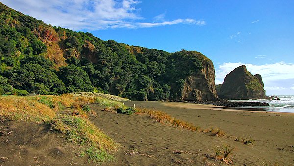 Новая Зеландия. Вулканический песок пляжа Пиа