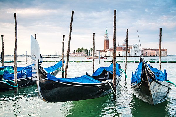 Венеция, Италия. Вид на гондолы и Сан-Джорджио