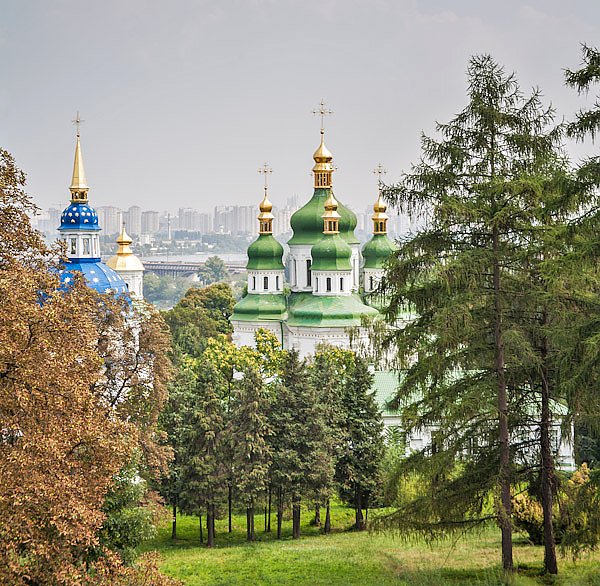 Киев, Украина. Вид на Выдубицкий монастырь