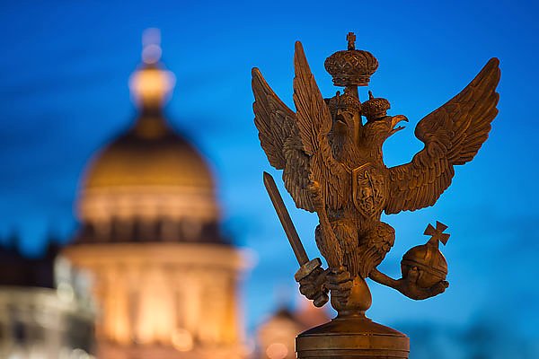 Россия. Санкт-Петербург. Двуглавый орел на фоне Исаакиевского собора