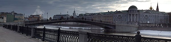 Москва. Болотная площадь и Лужков мост