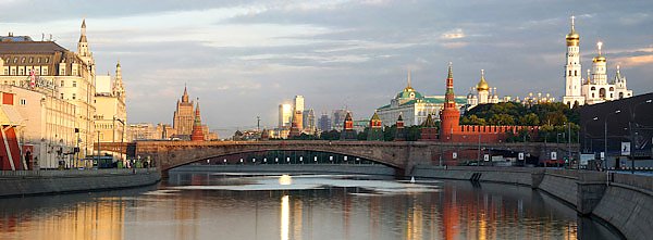Москва, Россия. Вид на Большой Москворецкий мост. Утро