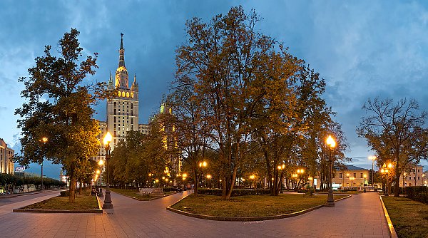 Россия, Москва. Вечер. Высотка на Кудринской площади. 