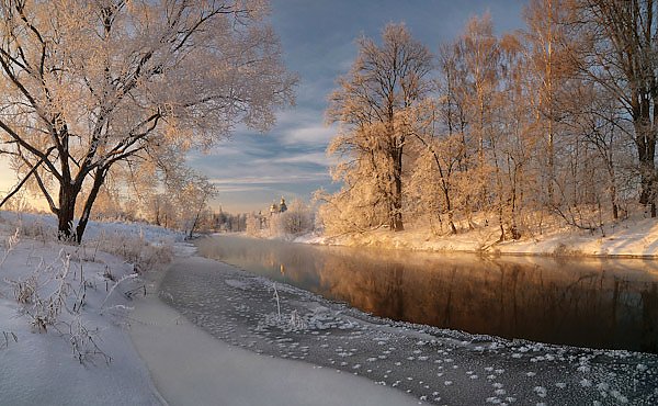 Река Истра, Россия. Золото зимнего утра