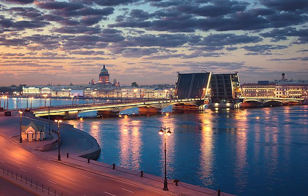 Россия. Санкт-Петербург. Белые ночи и разведённый мост