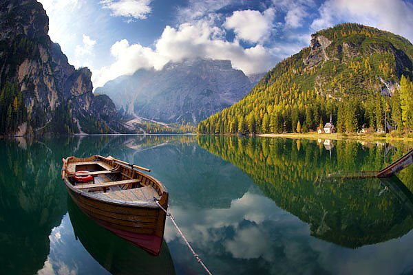 Италия. Озеро Брайес. Солнечный День и Лодка
