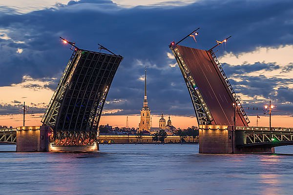 Россия. Санкт-Петербург. Дворцовый мост. Белые ночи