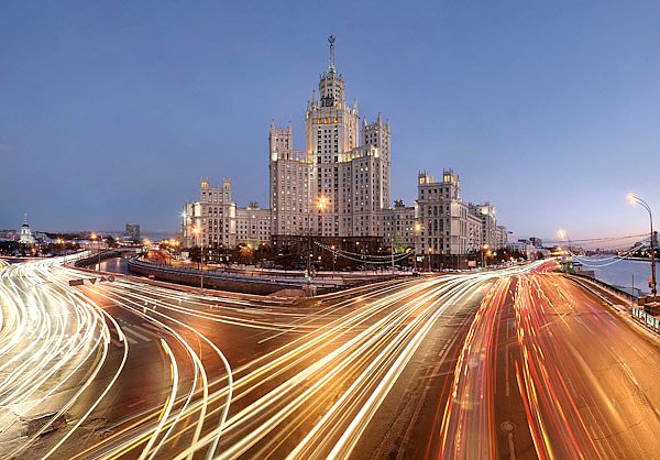 Москва, Россия. Высотка на Котельнической набережной. Вечер