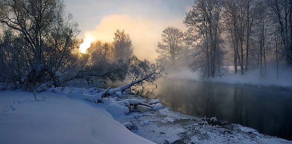Истра, Россия. Рассвет на зимней реке