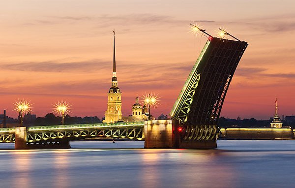 Санкт-Петербург, Россия. Вид на Петропавловскую крепость и Дворцовый мост