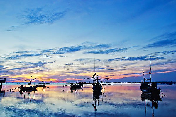 Таиланд, остров Самуи, лодки рыбаков на рассвете