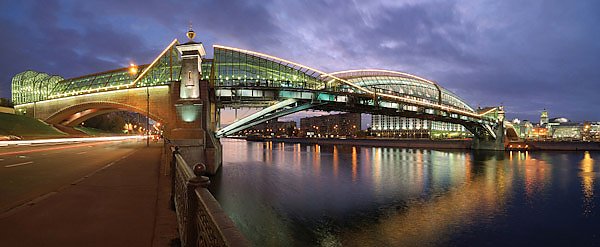 Москва, Россия. Мост Богдана Хмельницкого с подсветкой