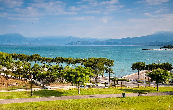 Италия, Пескьяра. Панорамный вид на озеро Гарда