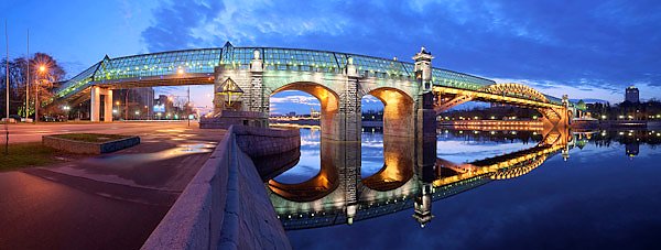 Москва, Россия. Андреевский пешеходный мост с подсветкой. Панорама