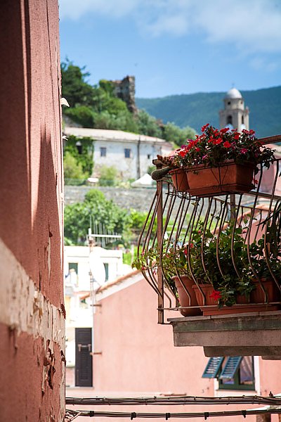 Италия, Чинкве Терре. Варнацце. Цветы на балконе