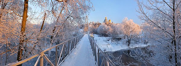Истра, Россия. Мост к Ново-Иерусалимскому монастырю. Зимнее утро