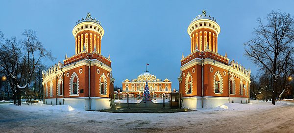 Москва, Россия. Зимний вечер у Петровского путевого дворца