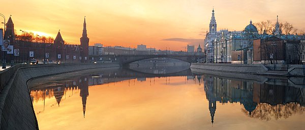 Москва, Россия. Утренний вид на Софийскую набережную и Большой Москворецкий мост