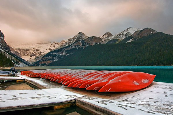 Канада. Красные лодки у озера Луиз