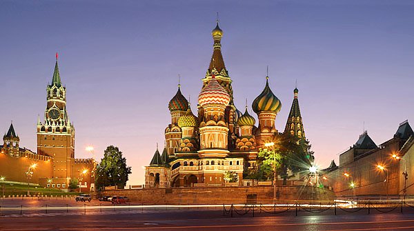 Москва, Россия. Собор Василия Блаженного и Спасская башня Кремля с подсветкой