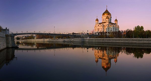 Москва, Россия. Утренний вид на Храм Христа Спасителя и Патриарший мост