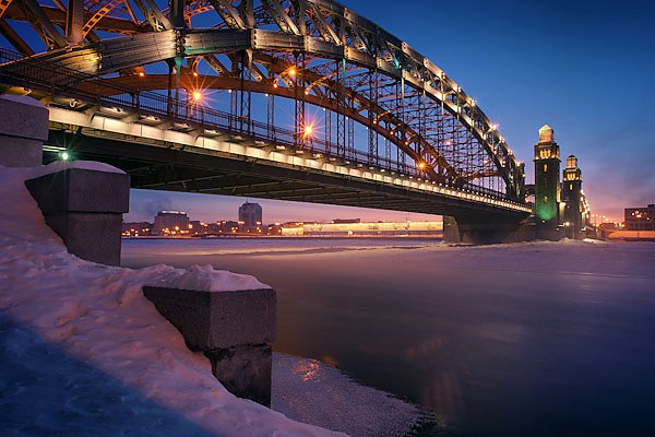 Россия. Санкт-Петербург. Мост Петра-Великого. Зимнее утро