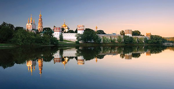 Москва, Россия. Утренний вид на Новодевичий монастырь