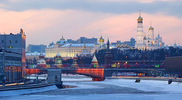 Москва, Россия. Вечерний вид на Кремль. Зима