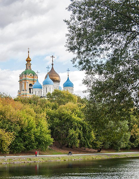 Москва, Россия. Вид на Новоспасский монастырь летом
