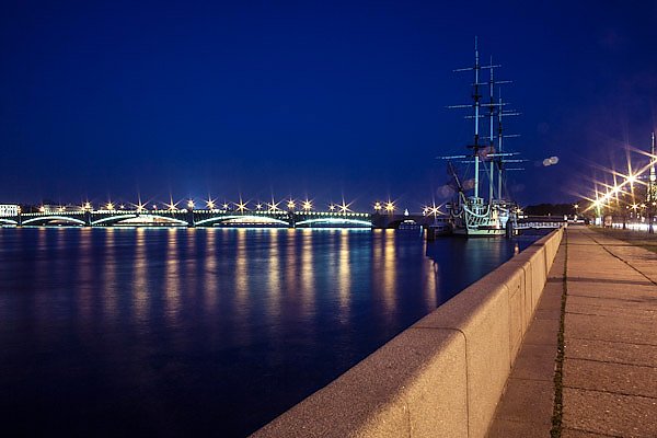 Санкт-Петербург, Россия. Утро. Крейсер Аврора и цепной мост