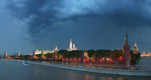 Россия. Москва. Гроза над Кремлём. Вид с москворецкого моста