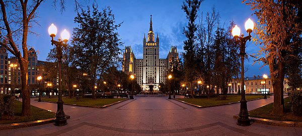 Россия, Москва. Высотка на Кудринской площади. Вечер