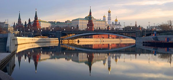 Москва, Россия. Кремль весенним утром