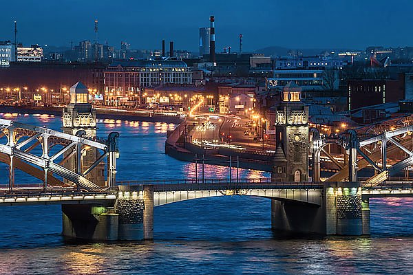 Россия. Санкт-Петербург. Мост Петра-Великого с высоты