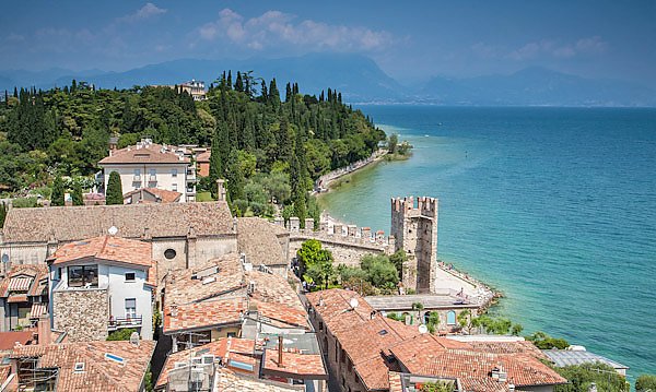 Италия, Сирмионе. Панорамный вид с замка на озеро Гарда