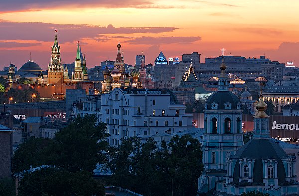 Россия, Москва. Вид с крыши на Кремль. Вечер