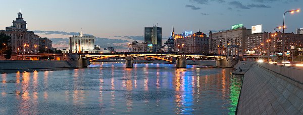 Россия, Москва. Вид на Бородинский мост. Вечер