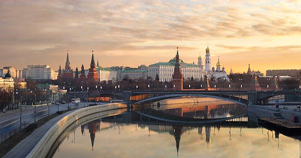 Москва, Россия. Весенний вид на Кремль с Патриаршего моста. Утро