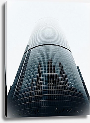 Постер Небоскреб бизнес-центра Москва-Сити, теряющийся в тумане
