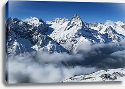 Постер Деревушка у подножья снежных гор