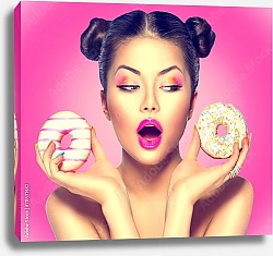 Постер Девушка с двумя разноцветными пончиками в руках