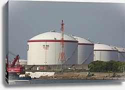 Постер Резервуары с нефтепродуктами на нефтеперерабатывающем заводе