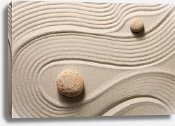 Постер Круглый камень на песке с рисунком
